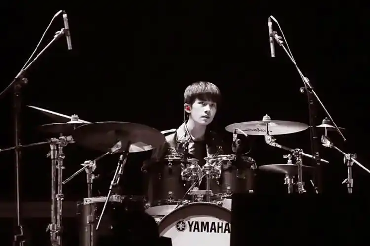 帅气魅力易烊千玺壁纸_闪耀舞台的易烊千玺