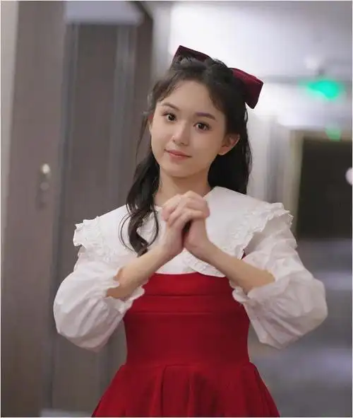 刘楚恬美出新高度,13岁已出落得亭亭玉立,娱乐圈期待她的成长