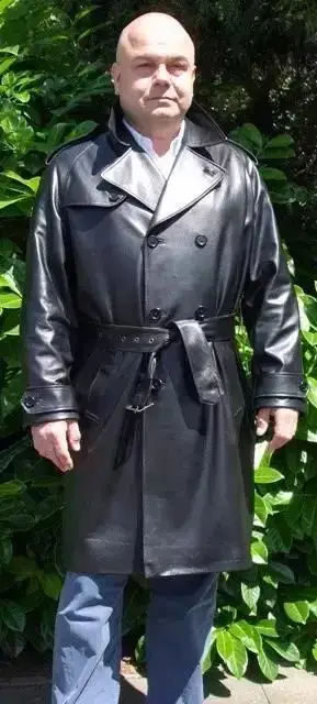 穿风衣大衣不是变态大叔卡其色风衣 白衬衫 黄色领带 青色黑波点围巾