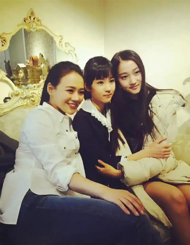 关晓彤,陈都灵,马思纯三人8年前的同框合照,那时虽然没有美颜,颜值都