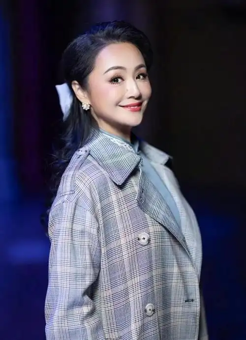 演员王斑对曹颖一见钟情结婚14年生一子浪漫如初