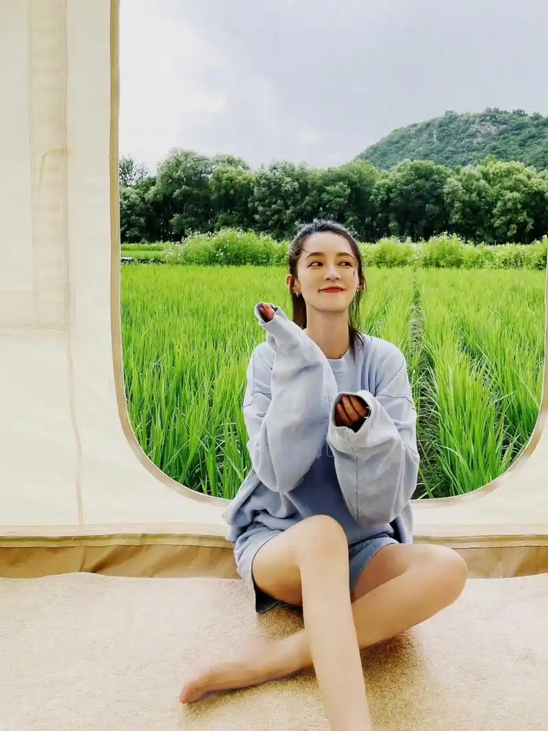 李沁  美脚丫  皮肤白皙细腻真让人羡慕