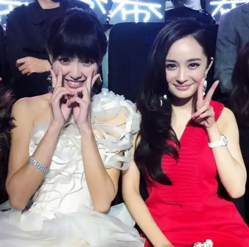 唐嫣开心官宣婚讯吃瓜群众却关心起她和杨幂的塑料姐妹情