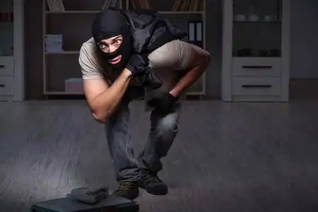 保险犯罪概念烟雾背景下巴拉克拉瓦的小偷警灯和蒙面的贼或小偷与