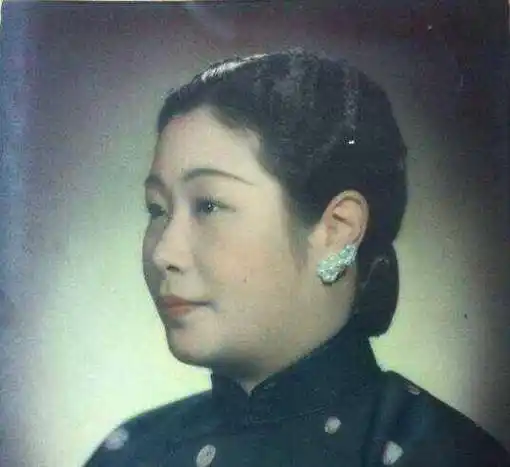 孟小冬与闺蜜姚玉兰一起睡觉,半夜,突然有个男人钻进她的被窝_杜月笙