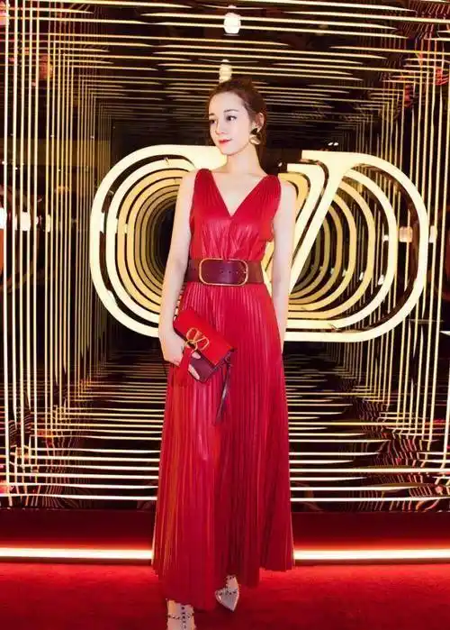 原创迪丽热巴一袭红色连衣长裙百褶造型惊艳亮相高扎马尾俏皮可爱