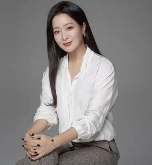 又被金喜善惊艳到了黑色上衣配高腰阔腿裤干练利落气质高级