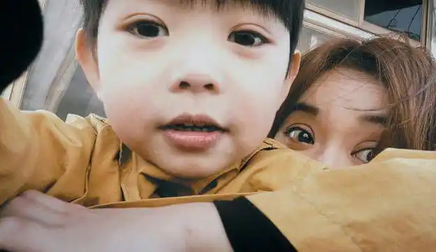 但现在来看,陈意涵的童年照和娃的一对比,这眉毛,这双眼皮,大卧蚕