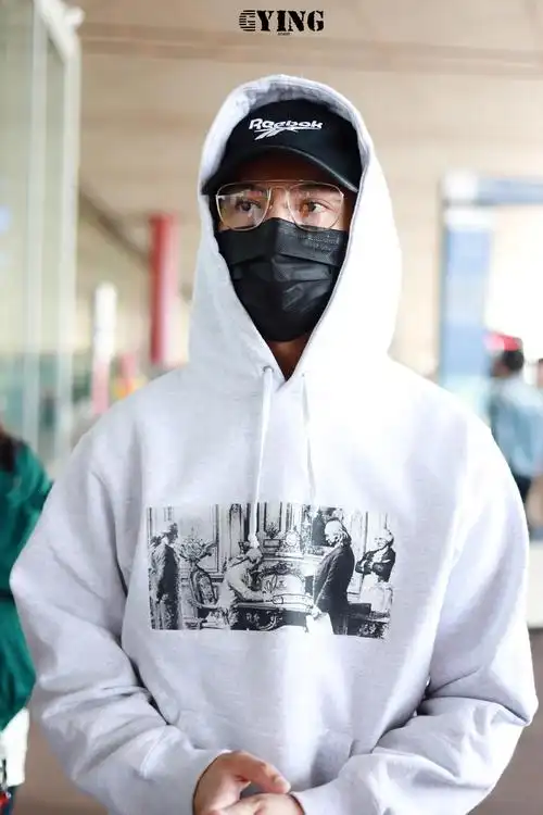 陈伟霆机场饭拍 北京7615巴黎白色卫衣  黑色运动裤 黑色棒球帽