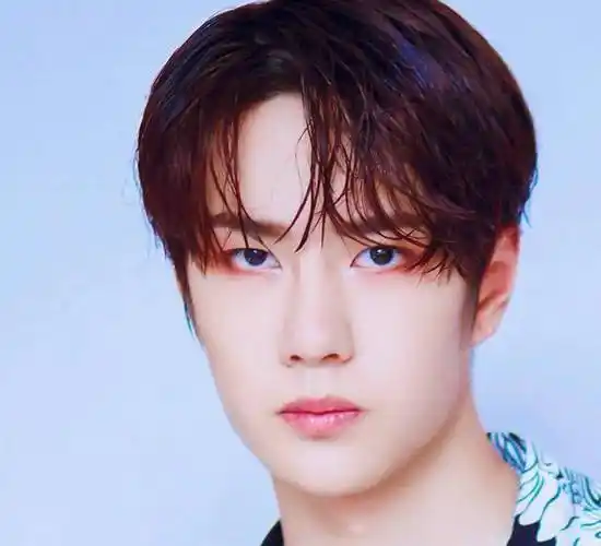 王一博全身哪个部位最受欢迎?人形立牌唇印见分晓!你们魔鬼吗?