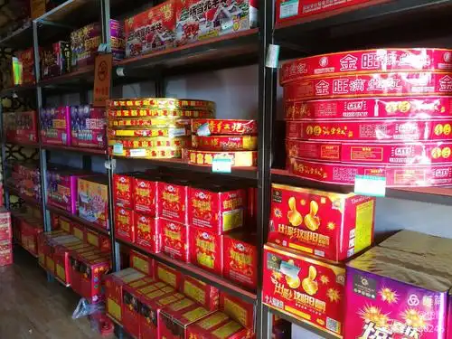 在市区由于禁燃,见不到卖烟花爆竹的了,那就去乡下的店铺过过眼瘾吧!