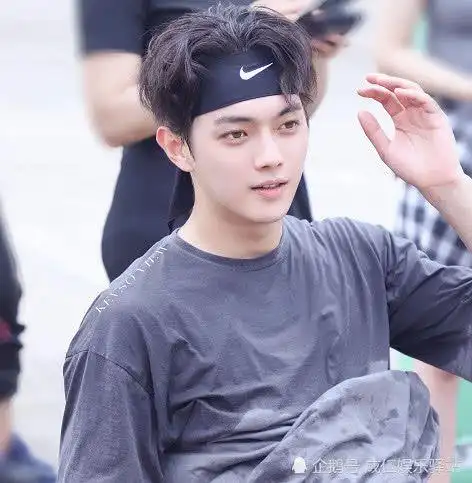 许凯高中时期照片被扒出难怪当了6年校草网友确实太帅了