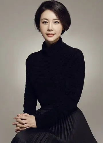 邓英写真端庄俏丽气质脱俗 尽展知性美