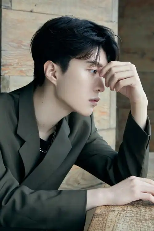 范丞丞adam0616身着纪梵希2021早秋系列挂锁装饰棕色西装搭配挂锁