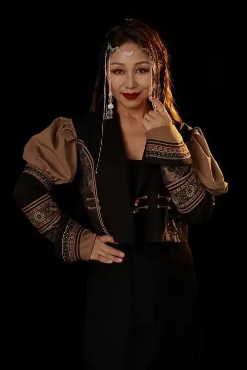 在内蒙古文化和旅游厅主办"草原音乐周末"活动荣获"最佳女歌手奖"