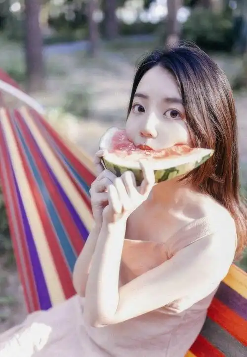 清秀少女户外阳光笑容优雅唯美写真