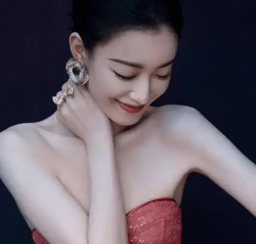 原创笑裂了有种夺命的刀叫倪妮的腰有种夺人的魂叫倪妮的臀