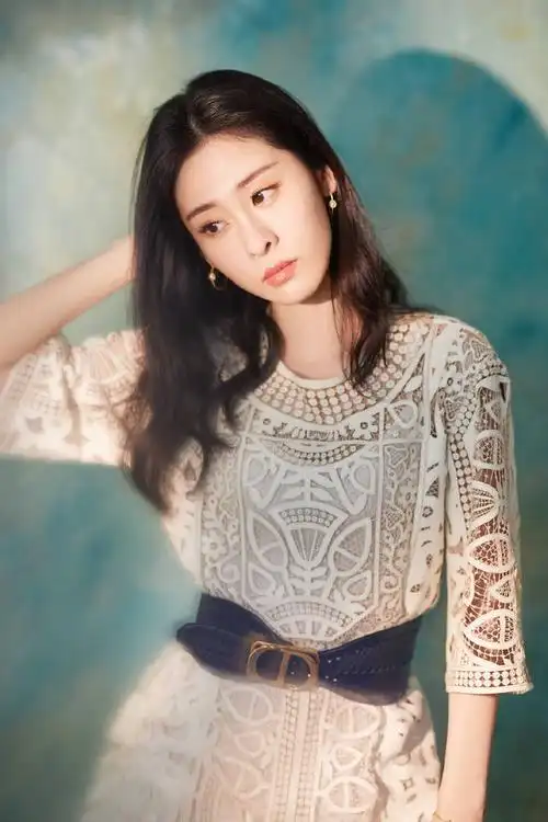 女歌手张碧晨白色镂空裙魅力性感写真