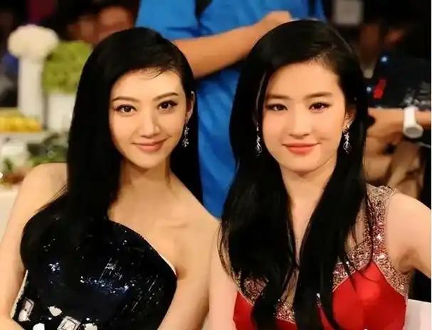 景甜 刘亦菲01,今天盘点6对女星同框照,从五官到氛围,一对比差距明显