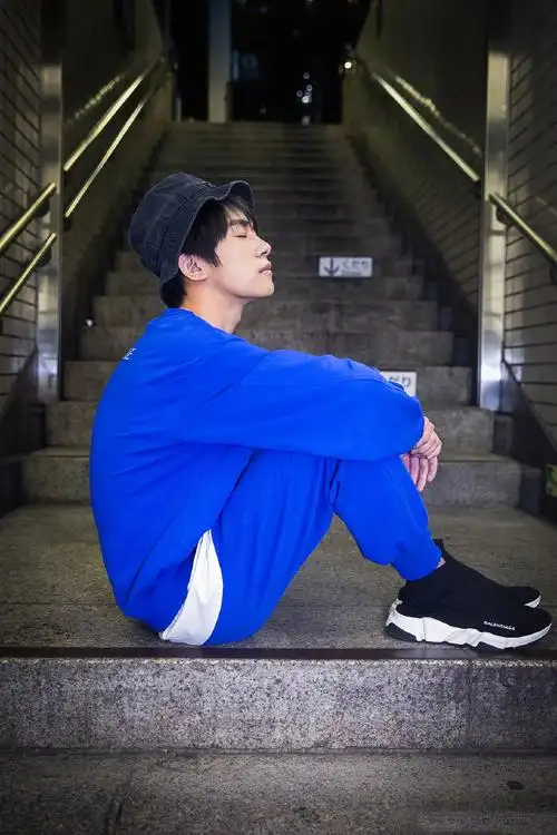 tfboys易烊千玺蓝色运动装休闲写真图片