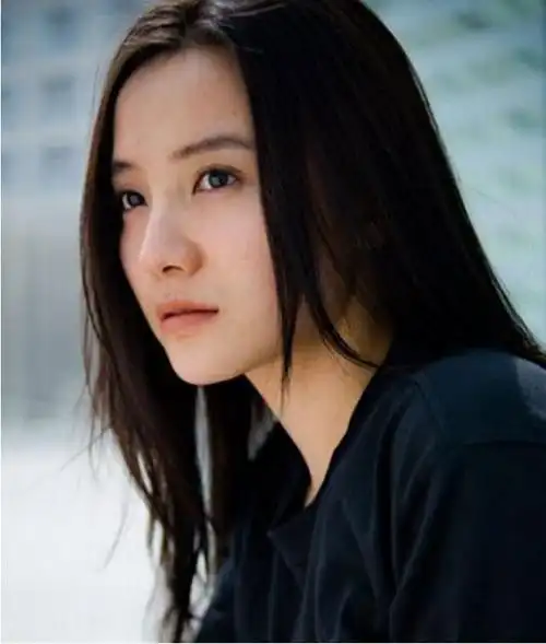 宋佳毕业于上海戏剧学院,2006年刚出道演艺圈的她便于刘嘉玲,胡军合作