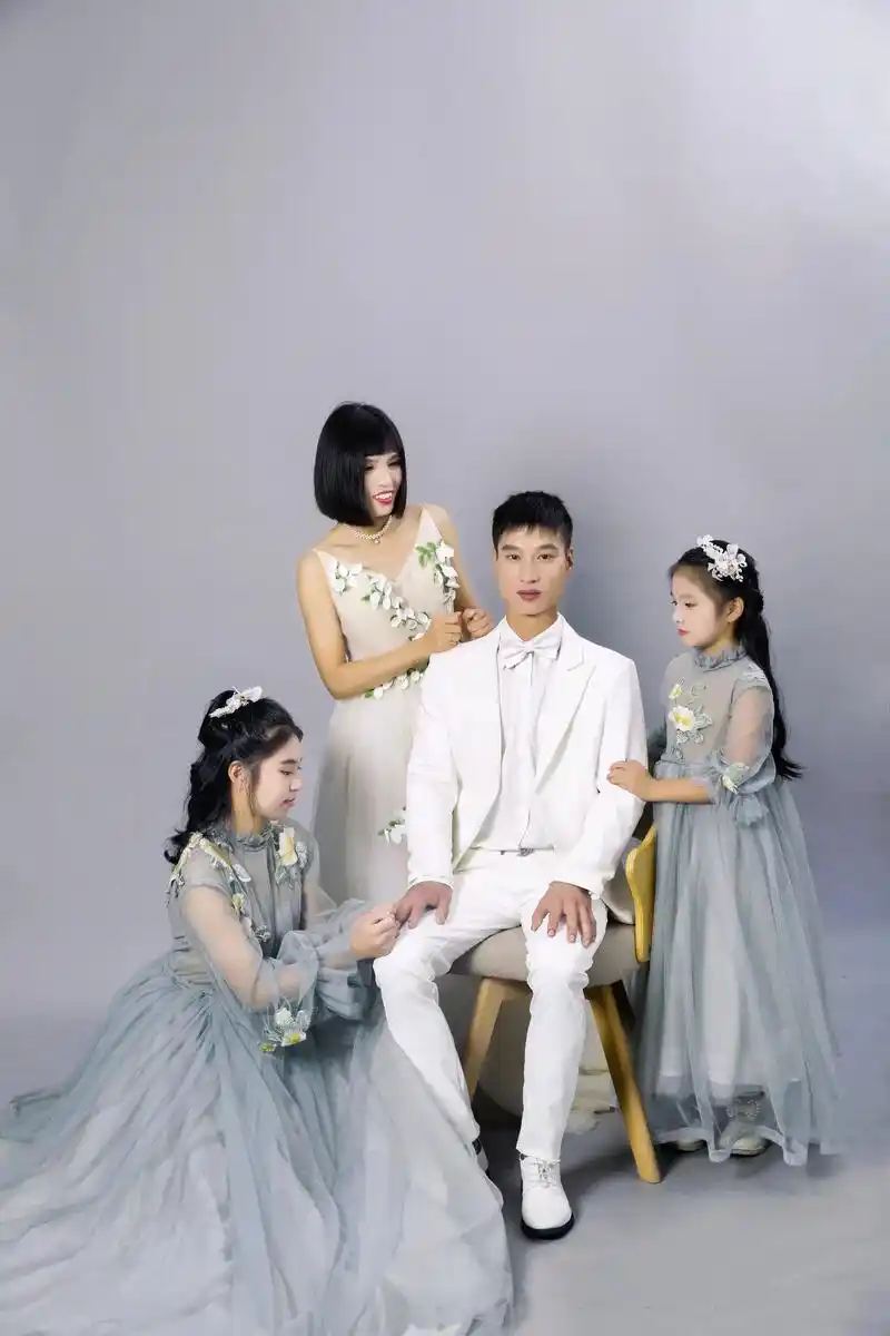 四口之家的幸福  最美全家福  何其有幸,此生相遇,一双女 - 抖音