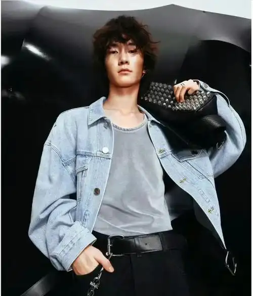 张亮儿子天天拍杂志大片,五官立体,眼神犀利,网友:神似阿如那