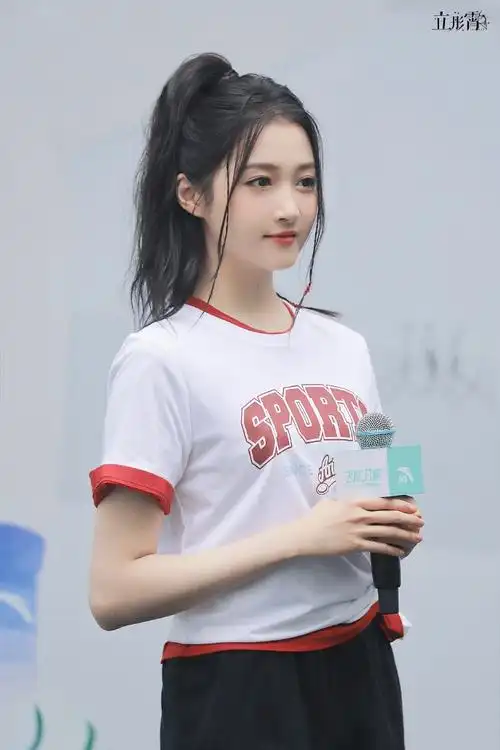 关晓彤安踏品牌全球代言人##关晓彤亮片雀斑妆##关晓彤运动编