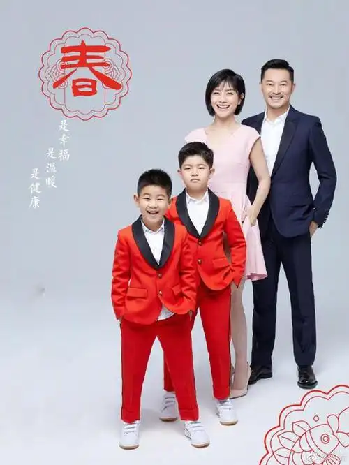 沙溢祝大家牛转乾坤晒全家福四人同款姿势默契