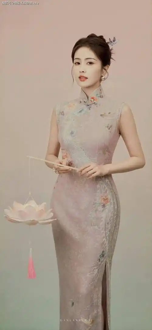 穿粉色旗袍身材妖娆,温婉端庄宛若画中人_气质_发簪_戒指