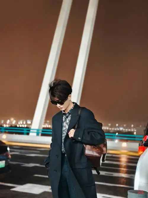 任嘉伦米兰时装周#  西装77墨镜气质满分～完全的贵公子范儿嘉伦