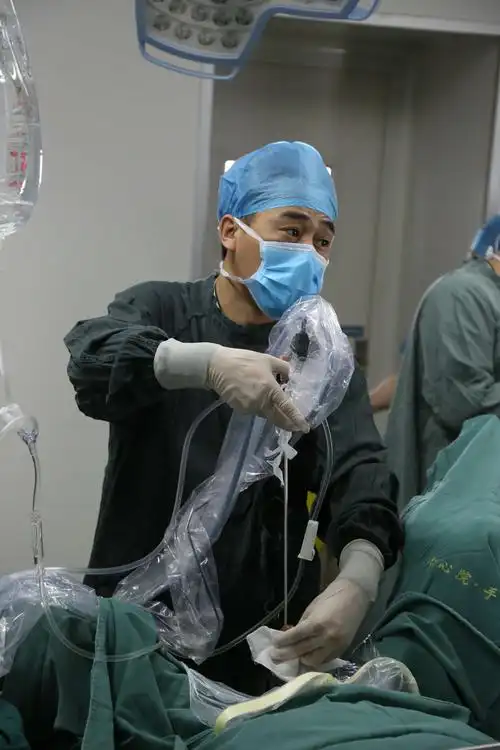 泌尿外科副主任耿新龙正在手术