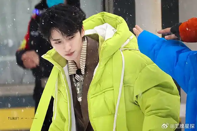 服##极限挑战#严浩翔荧光绿羽绒服,漠河最靓的崽偶像剧男主既视感有!