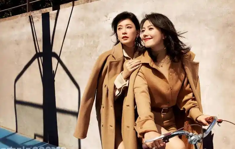 看了高圆圆和贾静雯合影,才知顶级骨相,40 年纪貌美不输小姑娘_生活