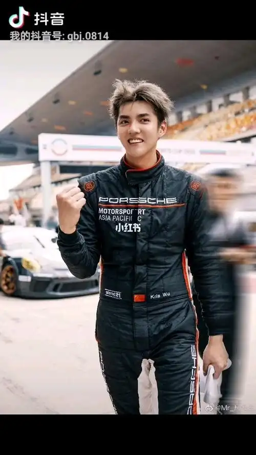 吴亦凡赛车首征夺冠