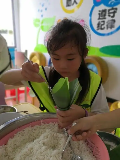 昊煜思创端午学生包粽子活动