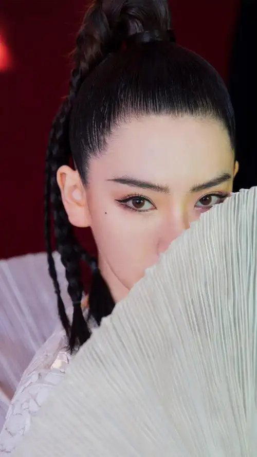 戚薇时尚写真高清手机壁纸