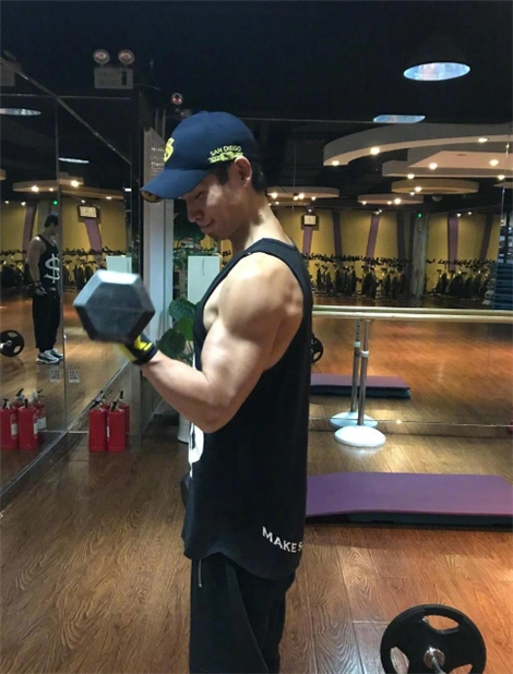 组图:魏晨痴迷健身大秀肌肉照 壮硕结实身材诱人