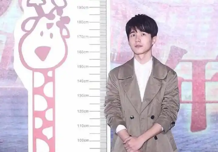 刘昊然脱鞋量身高可还有人找茬说袜子里有机关