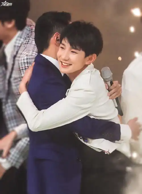 星光熠熠,与源同在##王源# 嘴角的微笑容纳这光芒万丈,甜蜜的幸福