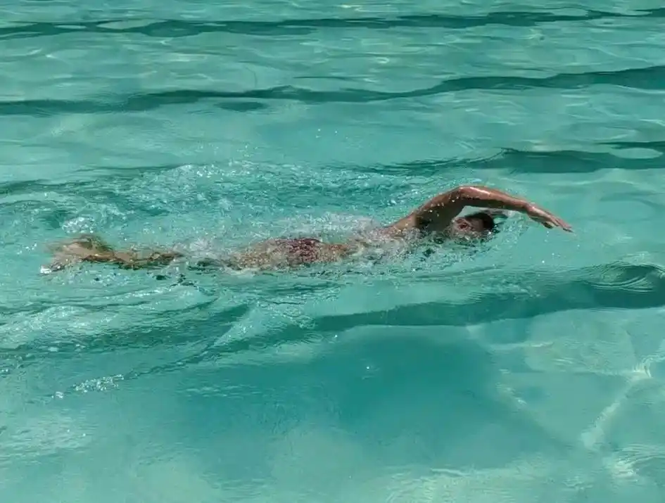 自由泳 阶段性看一下自己的泳姿(自己分析的) 右手移臂还可以