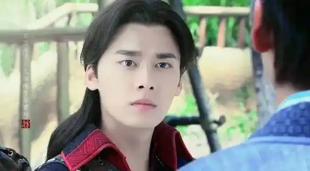 李易峰早年活动被拍,和178cm何穗同框,生图状态引发讨论_网友_身高