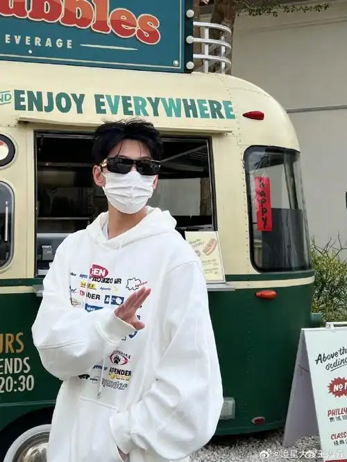 杨洋男大风#杨洋三亚日常照这满满的男大味道好让人着迷啊简单的穿搭