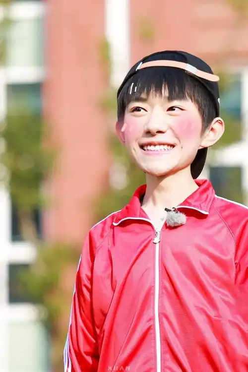 捕捉一枚开了大头特效的易烊千玺 这么可爱的玺玺已抱走_app