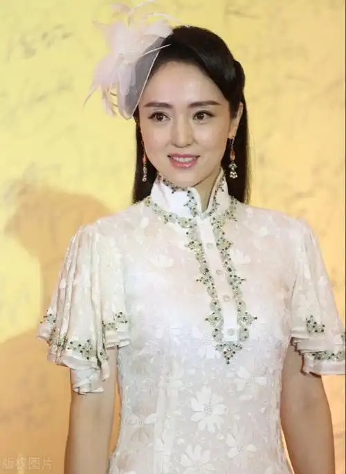 董璇与高云翔离婚后,晒火辣健身照,身材好的爆,还有小腹肌?