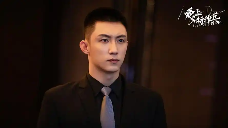 搞事业的男人就是最帅的,黄景瑜军装,yyds!