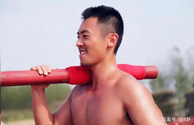 一边不相信眼泪,一边依然相信爱情,当年《闯关东》的朱亚文咋了