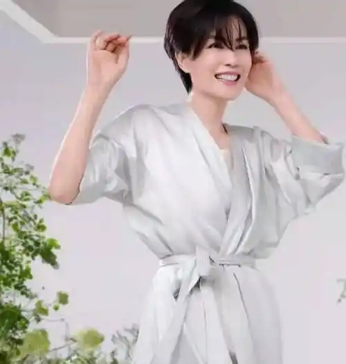 高冷女神王菲穿妩媚睡衣面带笑容出镜齐耳短发扭着小蛮腰