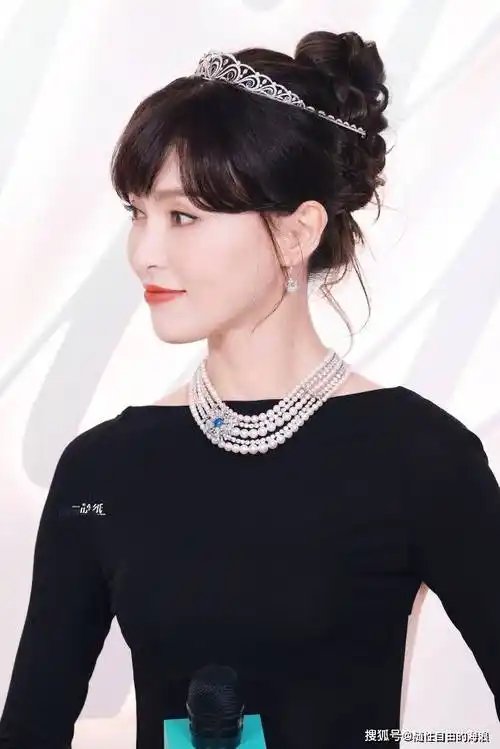 唐嫣出席上海蒂芙尼活动超美黑色露背长裙惊艳全场身材简直太棒啦