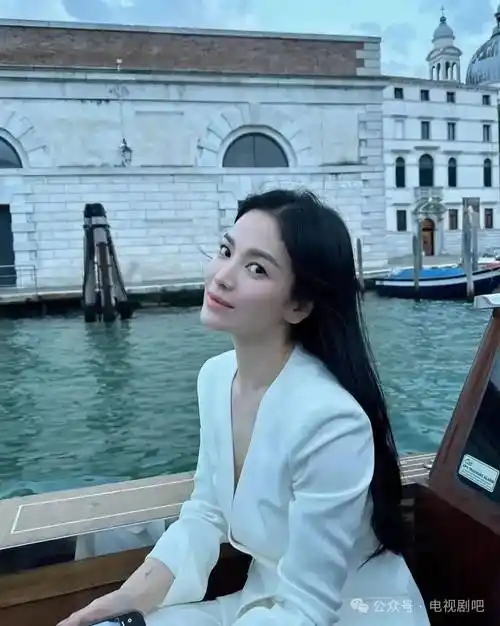 42岁宋慧乔晒活动照 乘船游威尼斯侧脸超绝